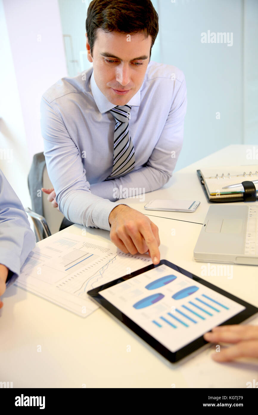Le vendite di persone che lavorano intorno al tavolo Foto Stock