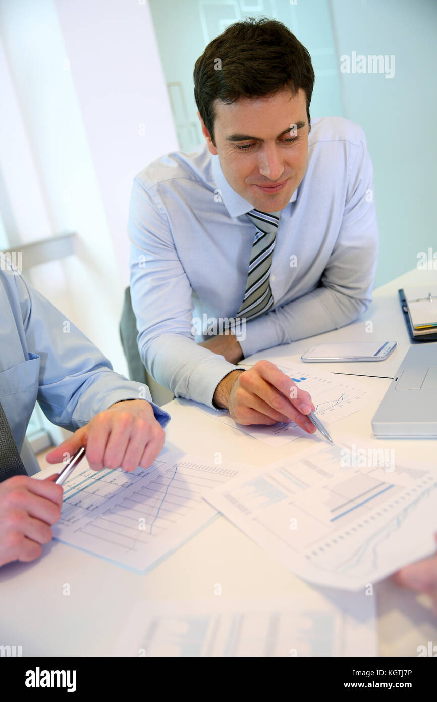 Le vendite di persone che lavorano intorno al tavolo Foto Stock