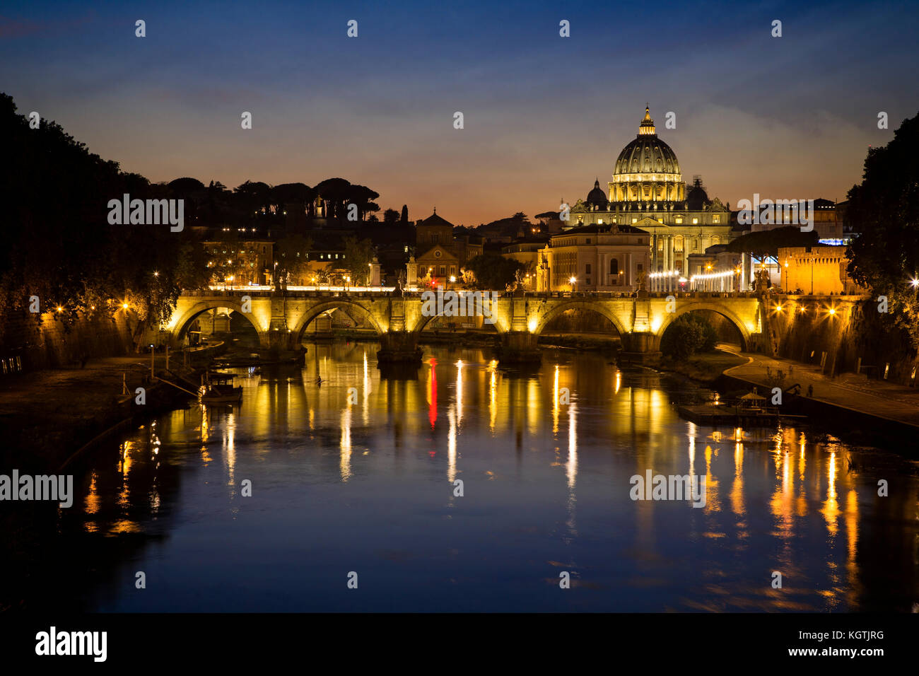 La Basilica di San Pietro, il Ponte Vittorio Emanuele II e il fiume Tevere a Roma, Italia. Foto Stock