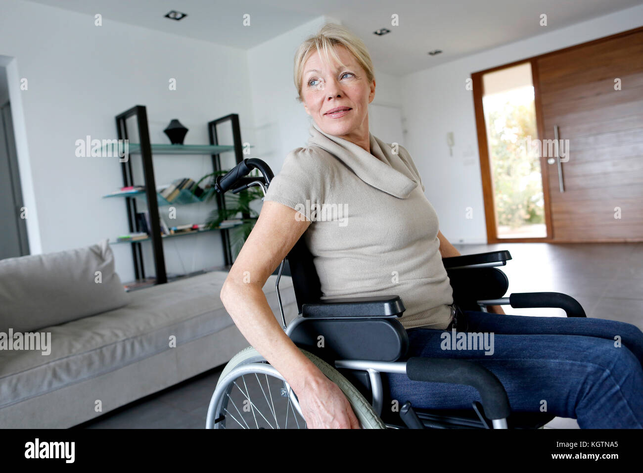 Ritratto di donna senior in carrozzella Foto Stock
