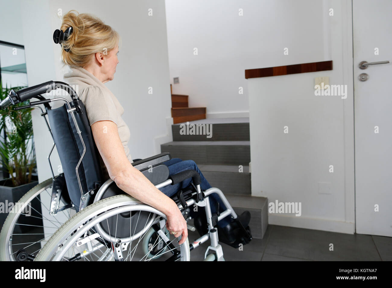 Ritratto di donna senior in carrozzella Foto Stock