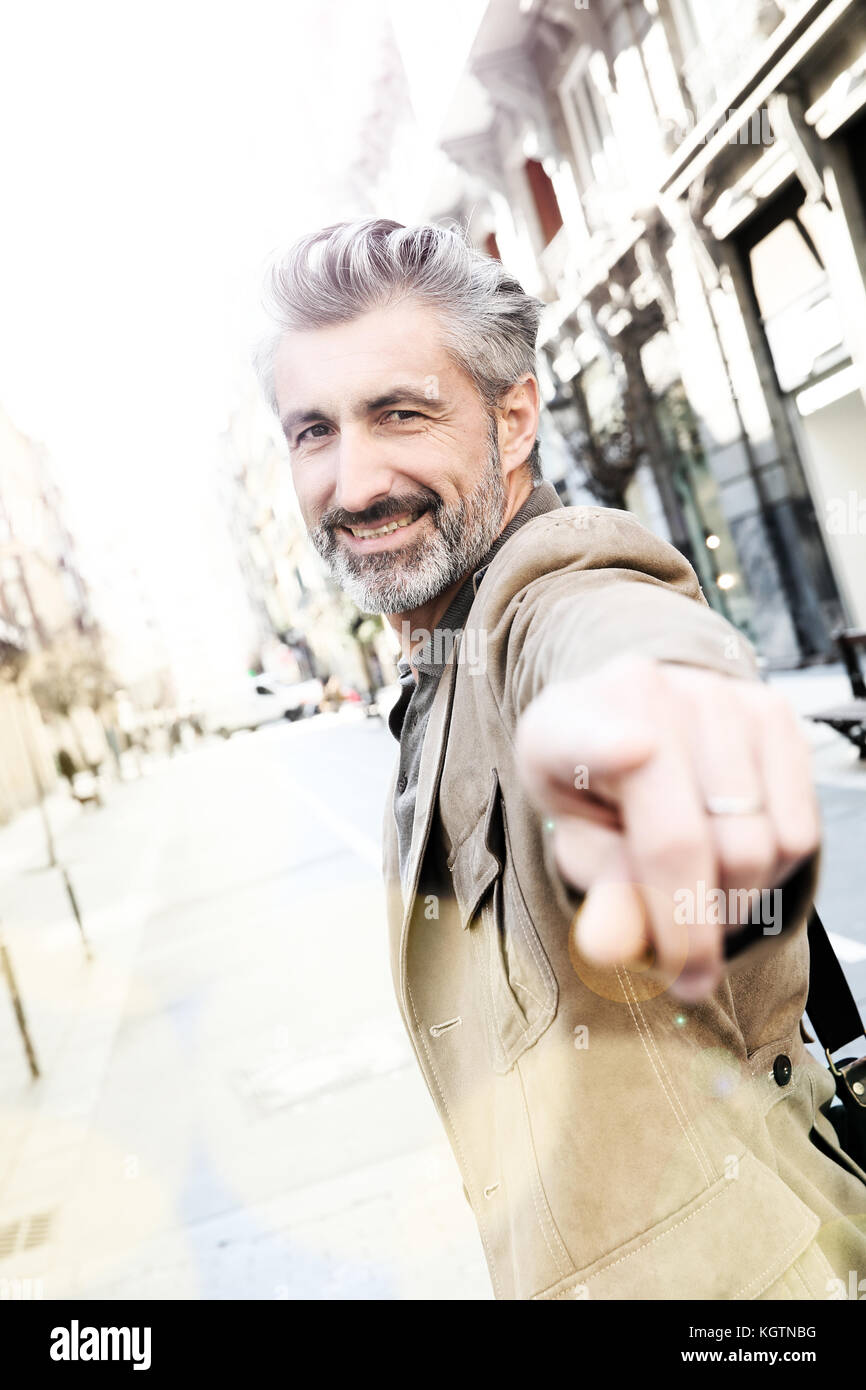 Bel uomo di mezza età puntare il dito in telecamera Foto Stock