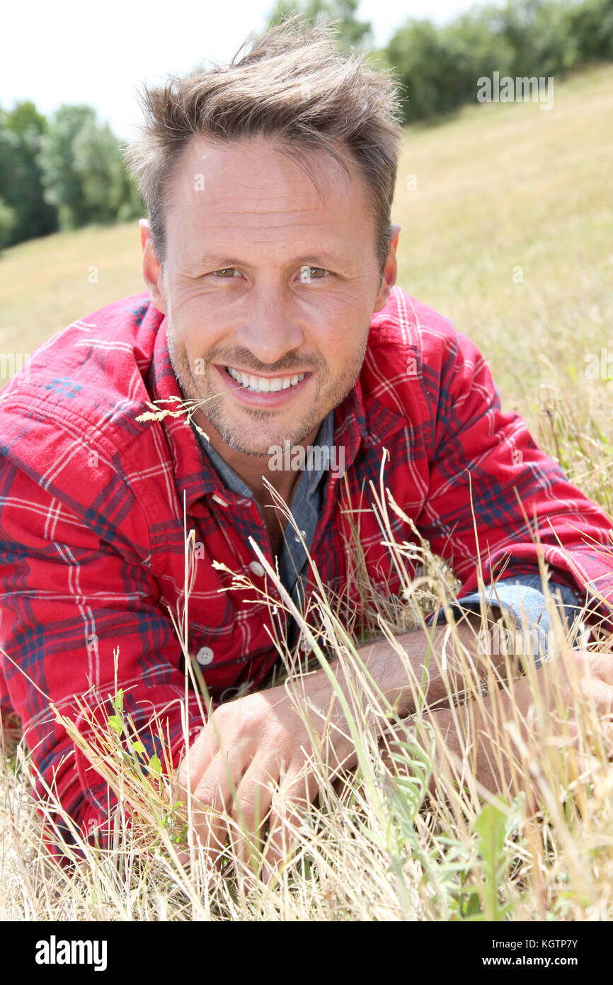 Uomo bello che stabilisce prato Foto Stock