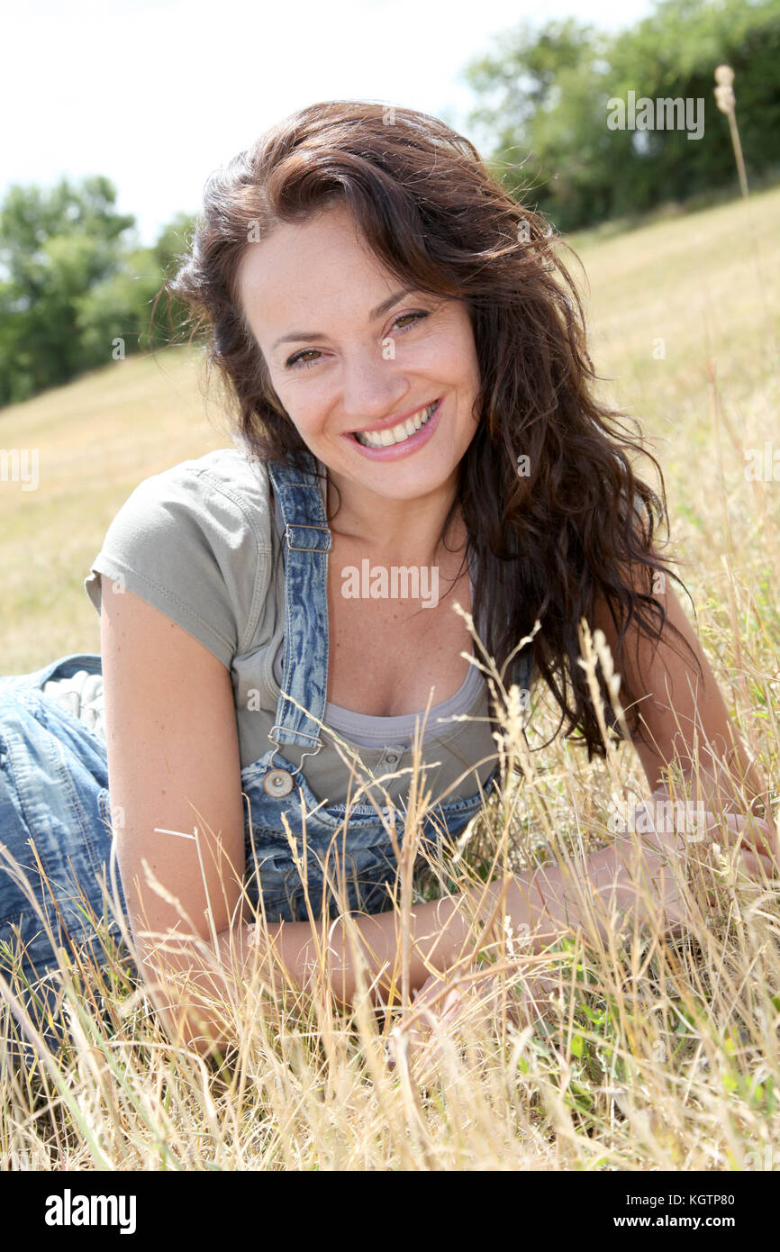 Bella donna che stabilisce in Prato Foto Stock