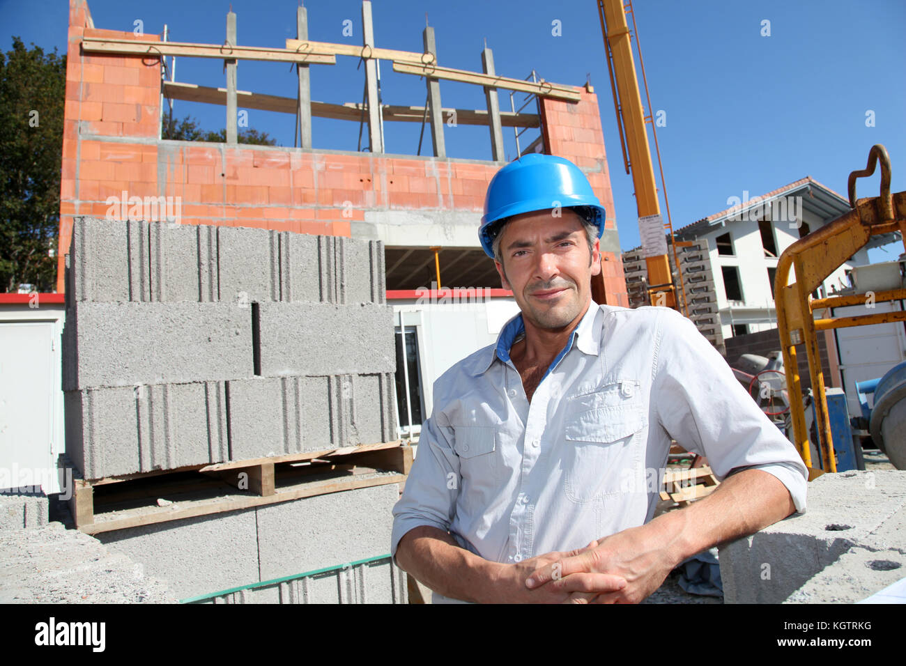 Ritratto di lavoratore edile con casco di protezione Foto Stock