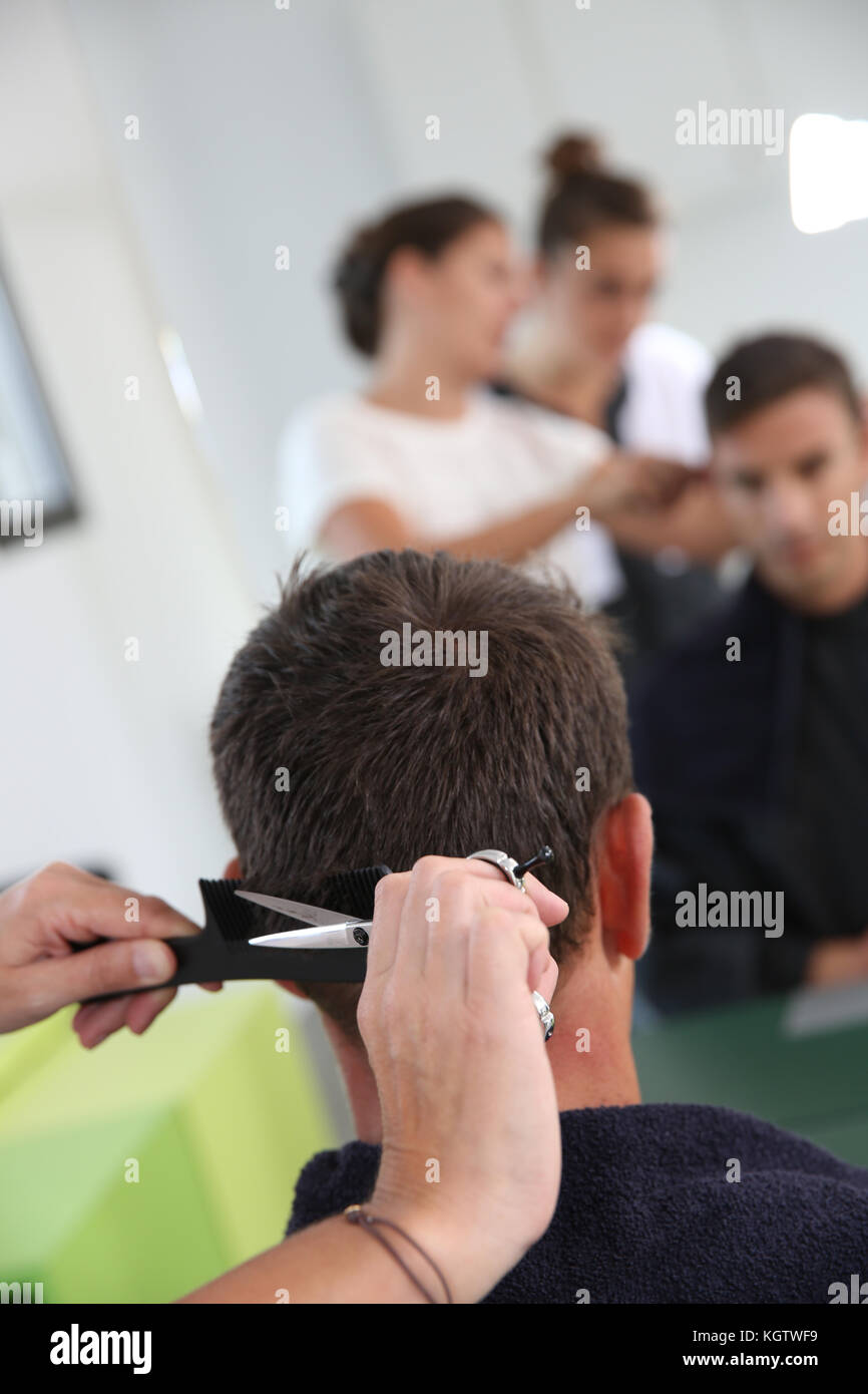 Primo piano di taglio nella scuola per parrucchieri Foto Stock