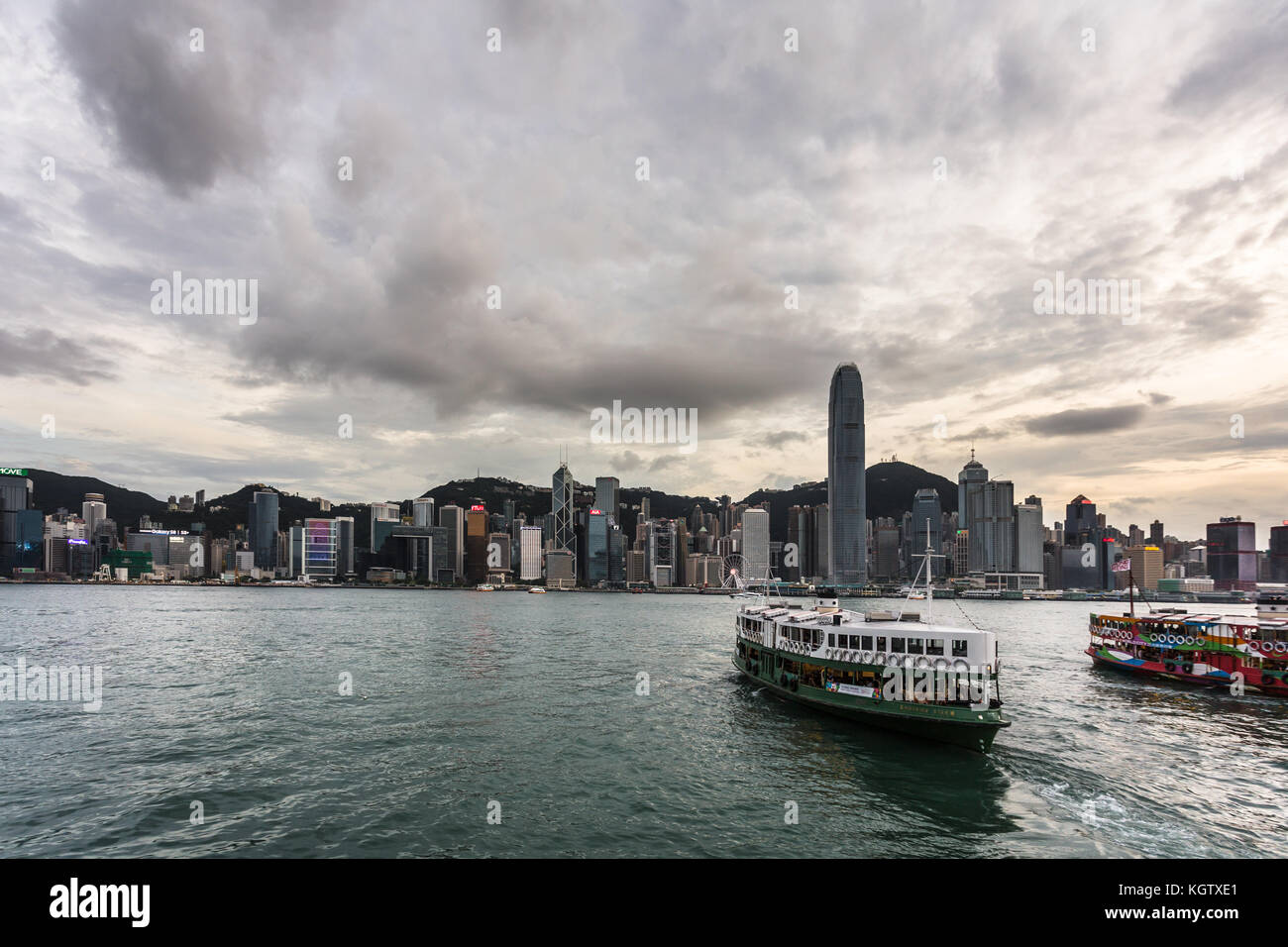 HONG KONG, CINA - 20 GIUGNO 2017: UN traghetto Star attraversa il porto di Victoria tra il molo di Kowloon e il centro dell'isola di Hong Kong durante il tramonto. Il Foto Stock