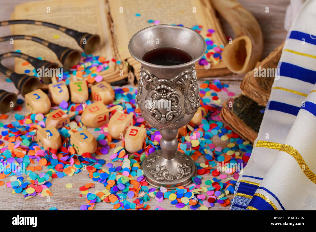 Festa ebraica hanukkah vino hanukkah menorah con di hanukkah dreidels in ambiente rustico chanukah dreidels in legno su di una superficie di legno. Foto Stock