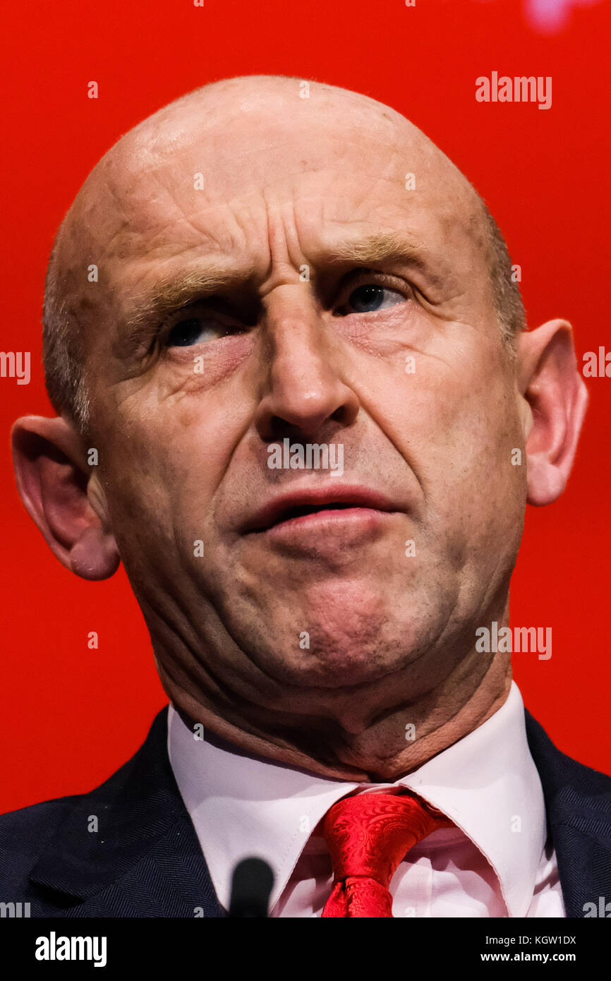 John Healey alla Conferenza d'autunno del Labor Party martedì 26 settembre 2017, tenutasi al Brighton Centre, Brighton. Nella foto: John Healey, Segretario di Stato ombra per l'edilizia abitativa. Foto Stock