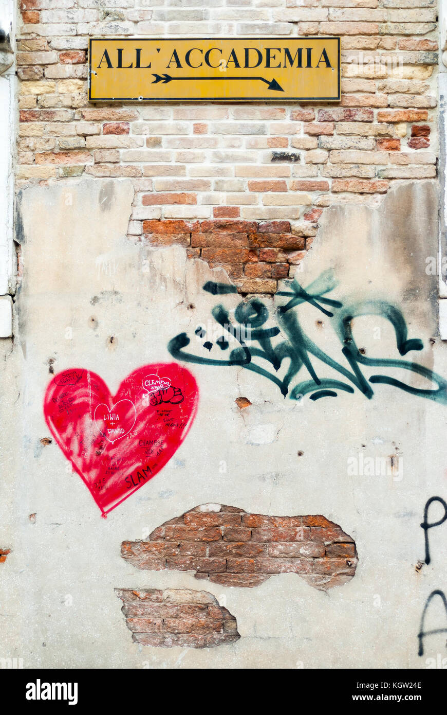 Segnaletica stradale e graffiti a Venezia. Foto Stock
