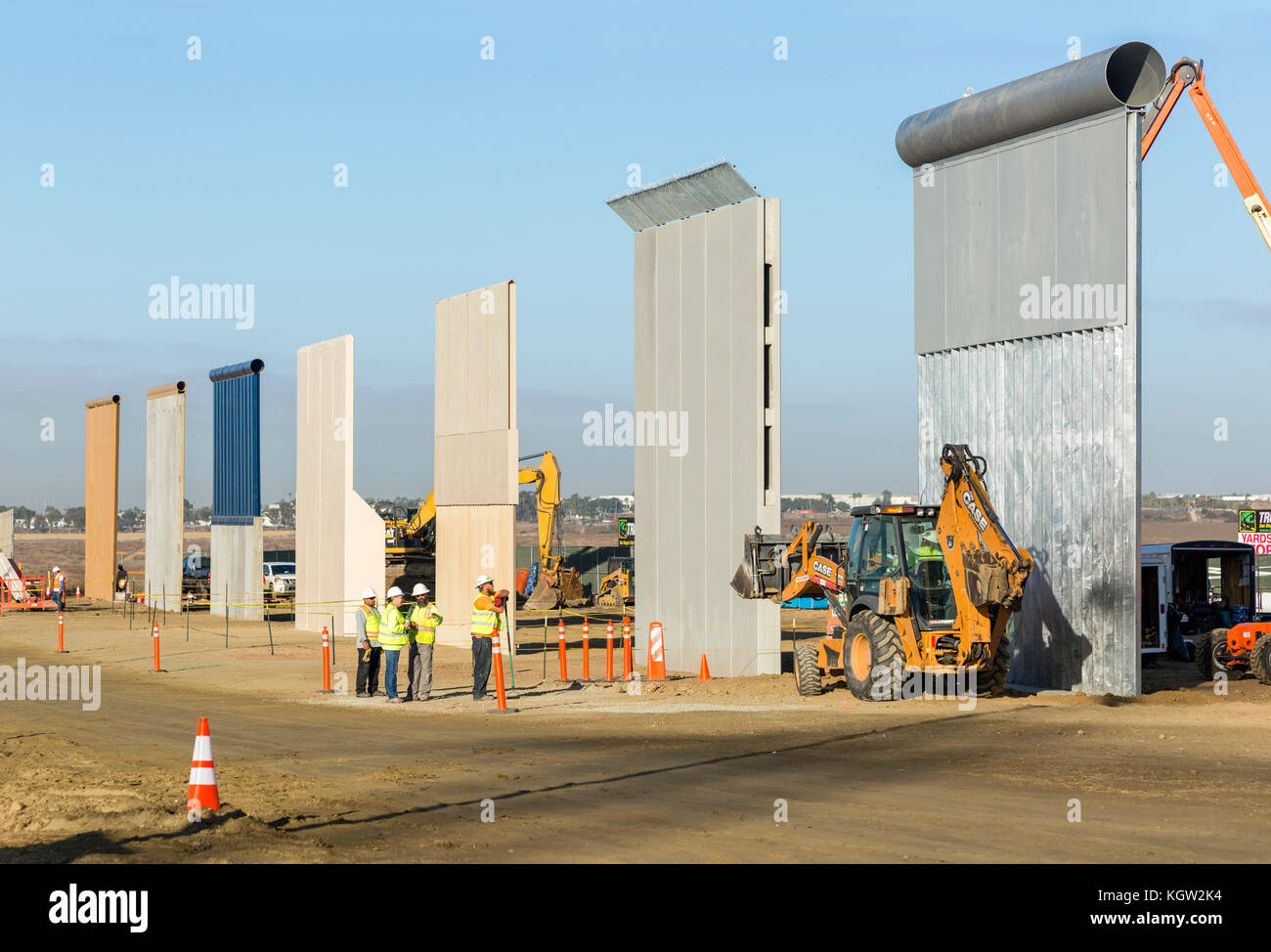 Trump nuova amministrazione USA-Messico frontiera muro prototipi sono presentato nell'ottobre 2017. Otto diverse sezioni del prototipo della parete tutti i trenta metri di altezza (9 metri), l'altezza massima specificata dal bando di gara e che è costituito da una miscela di calcestruzzo e di metallo sono eretti vicino all'Otay Mesa porto di entrata in California. I progetti saranno sottoposti a test per assicurarsi che è in grado di resistere agli attacchi e tenta di passare attraverso al di sotto e al di sopra di essi. Vedere ulteriori informazioni qui di seguito. Foto Stock