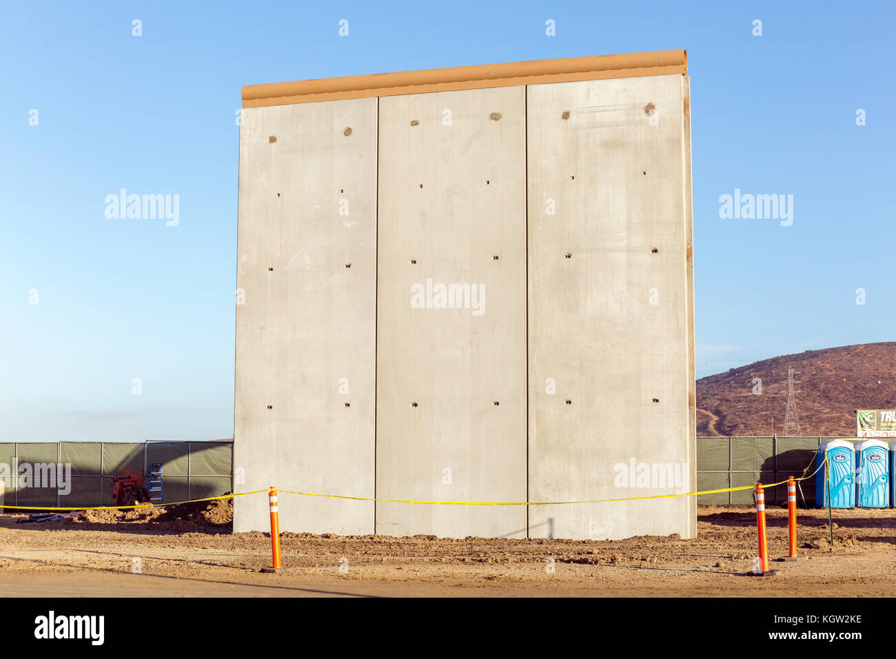 Trump nuova amministrazione USA-Messico frontiera muro prototipi sono presentato nell'ottobre 2017. Questo prototipo è uno dei 2 progettato e costruito da W.G. Yates & Sons, una società con sede a Filadelfia e sarà sottoposto a test per assicurarsi che è in grado di resistere agli attacchi e tenta di passare attraverso al di sotto e al di sopra di essi. Vedere ulteriori informazioni qui di seguito. Foto Stock