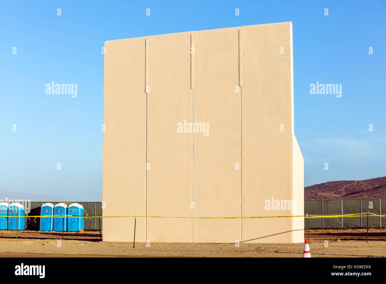 Trump nuova amministrazione USA-Messico frontiera muro prototipi sono presentato nell'ottobre 2017. Questo prototipo è uno dei 2 progettato e costruito da costruzione Caddell Co., un Arizona basata sulla società e sarà sottoposto a test per assicurarsi che è in grado di resistere agli attacchi e tenta di passare attraverso al di sotto e al di sopra di essi. Vedere ulteriori informazioni qui di seguito. Foto Stock