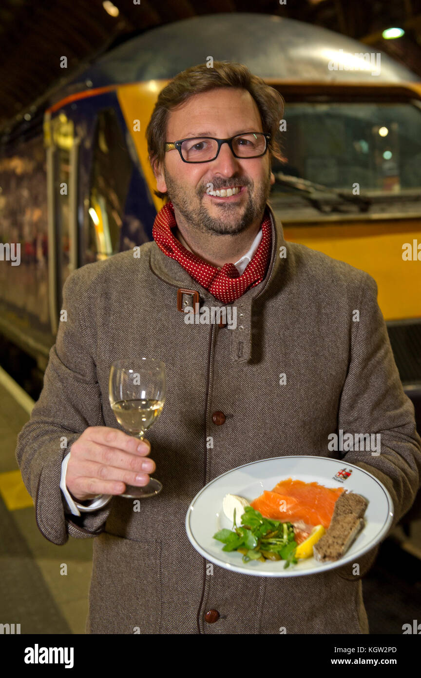 Mitch tonks lancia il suo pullman menu pranzo alla stazione paddingrton con cibo scrittore xanthe clay (parte superiore blu/rosso coat) Foto Stock