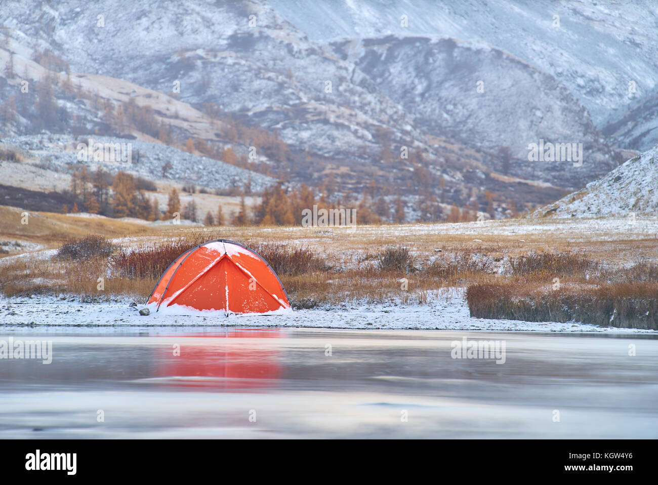 Inverno o tardo autunno in montagna. lonely campeggio e un fiume Foto Stock
