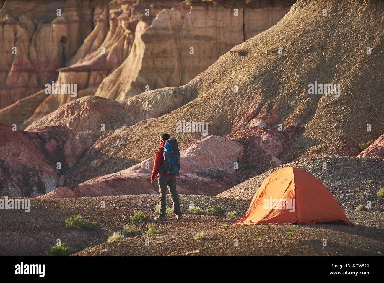 Tourist sorge vicino alla tenda e un canyon in Mongolia. Foto Stock