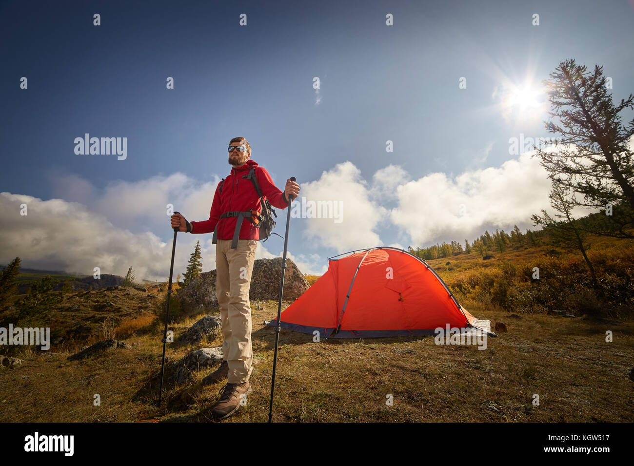 Backpacker con pali in mano. Foto Stock