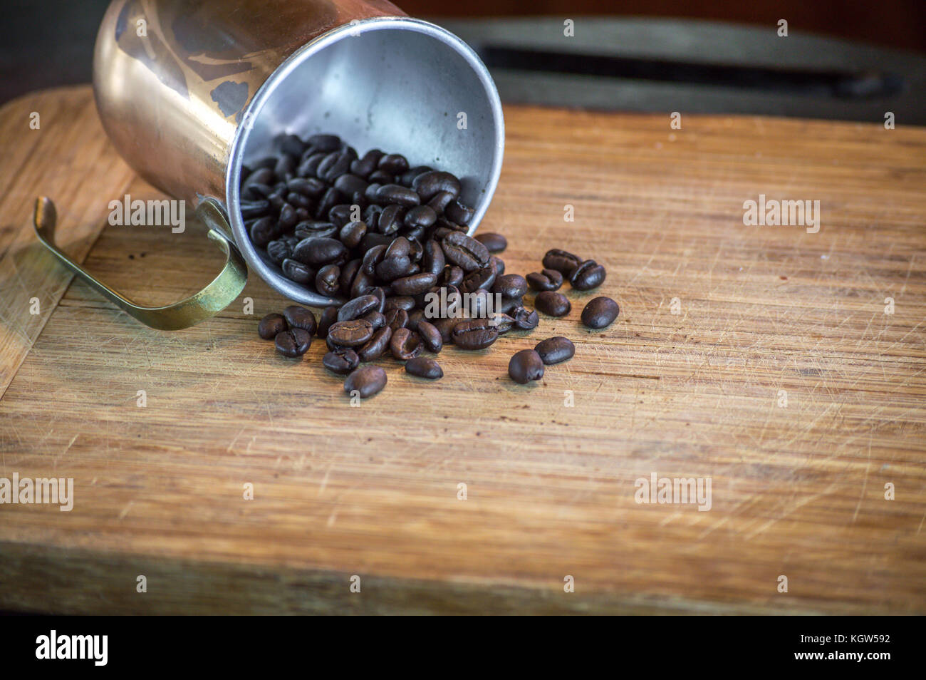 I chicchi di caffè e la tazza di rame. Foto Stock