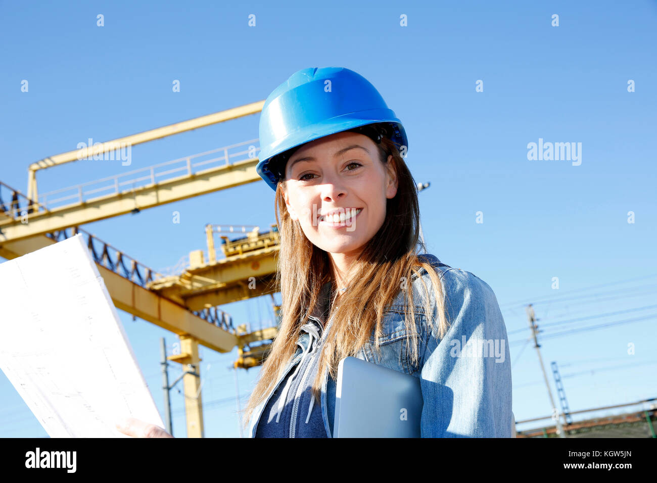 Donna ingegnere lettura del piano di costruzione sul sito Foto Stock