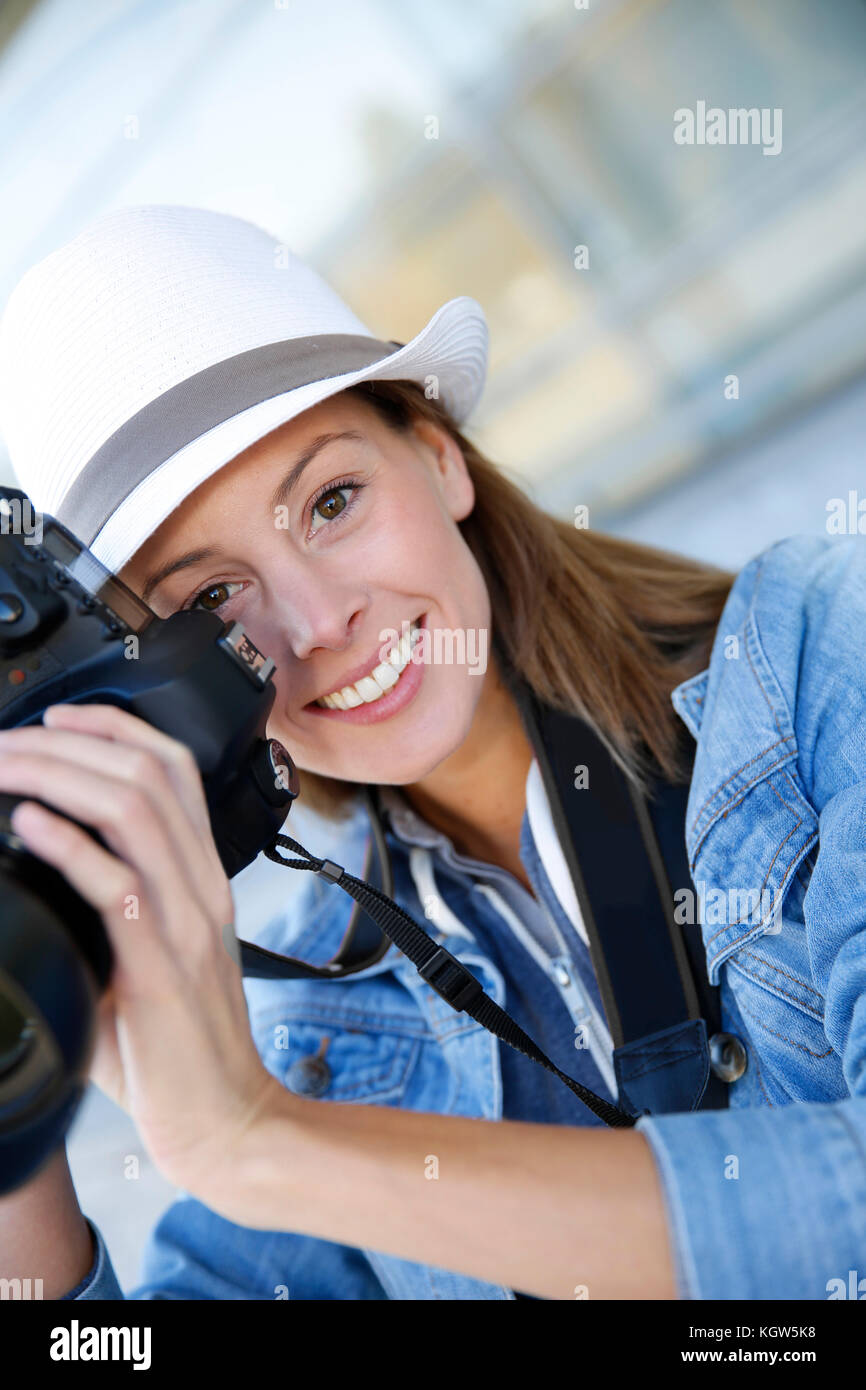 Ritratto di sorridente ragazza con fotocamera foto Foto Stock