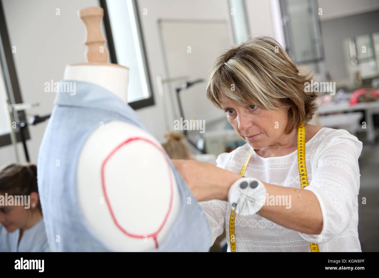 Primo piano della sarta in classe di formazione Foto Stock