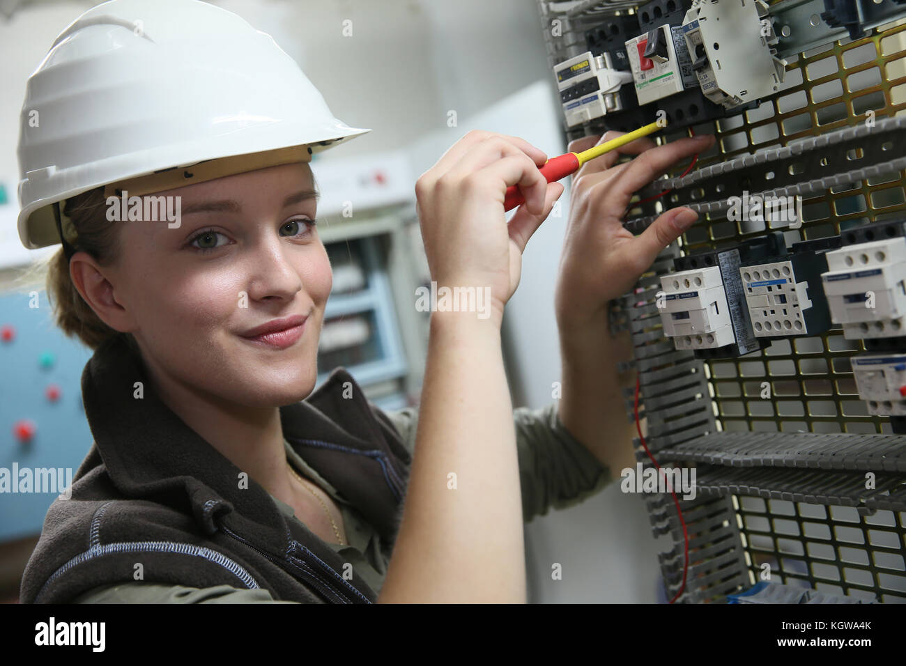 Giovane donna nella formazione professionale impostazione del circuito elettrico Foto Stock