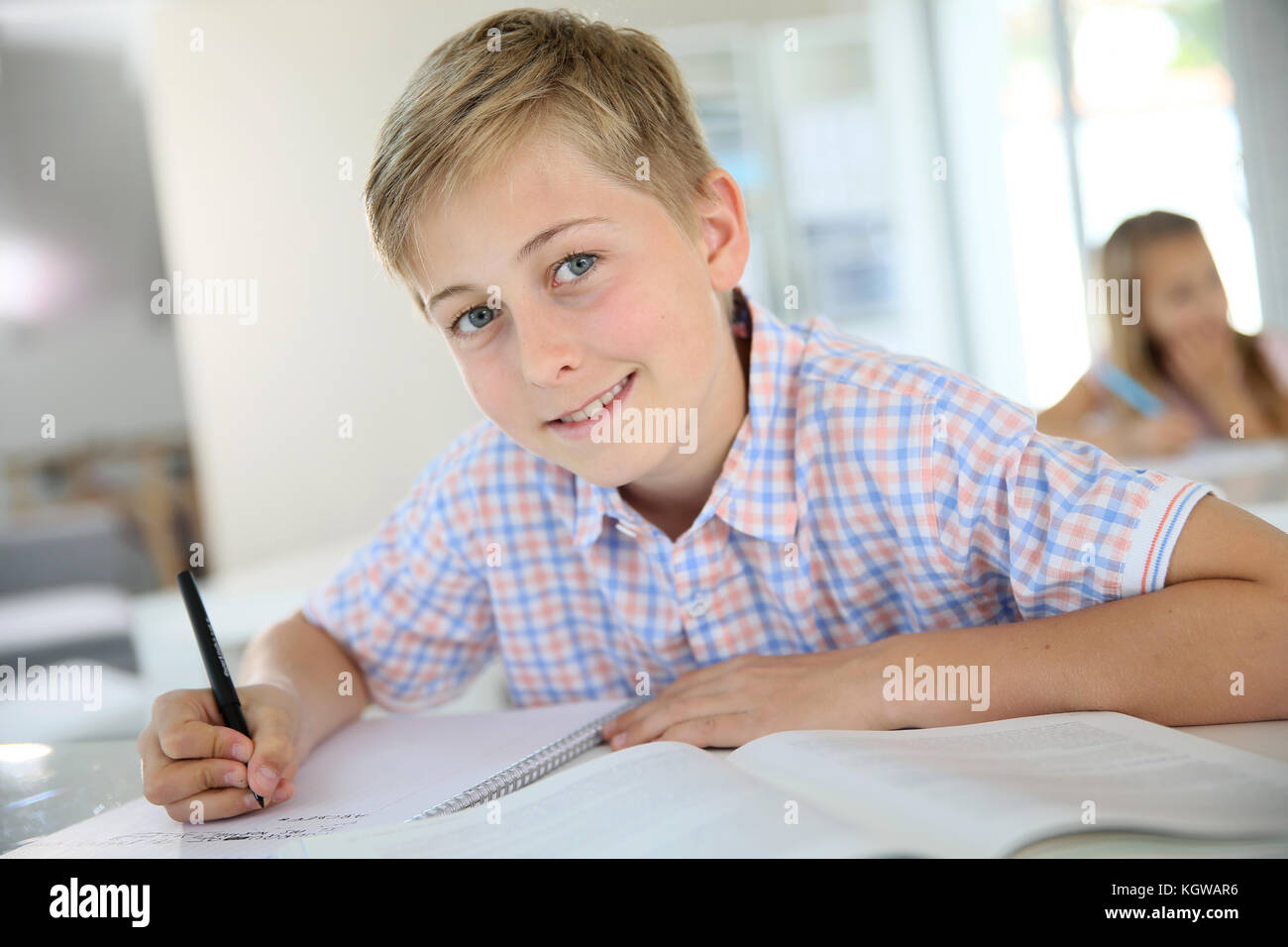 Ritratto di 12-anno-vecchio ragazzo in aula Foto Stock