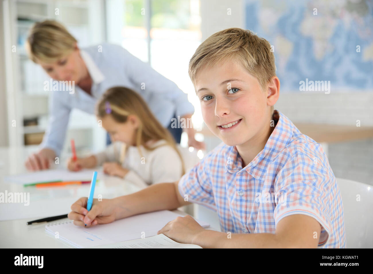 Giovani sorridente schoolboy in aula Foto Stock