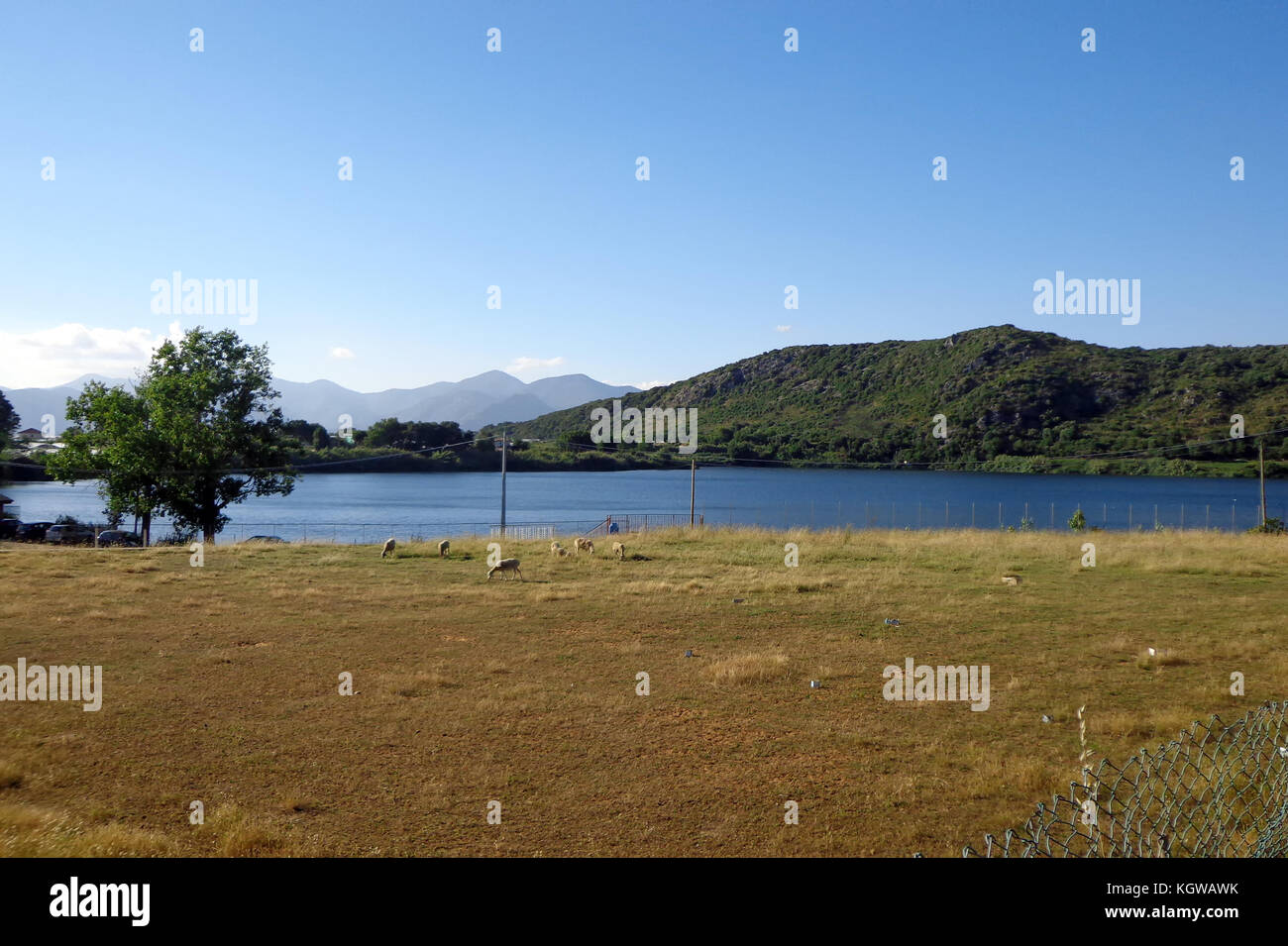 Il lago di Fondi. Essa ha una forma a falce, con i suoi apici rivolti verso il mare, dal quale è a pochi chilometri di distanza. Foto Stock