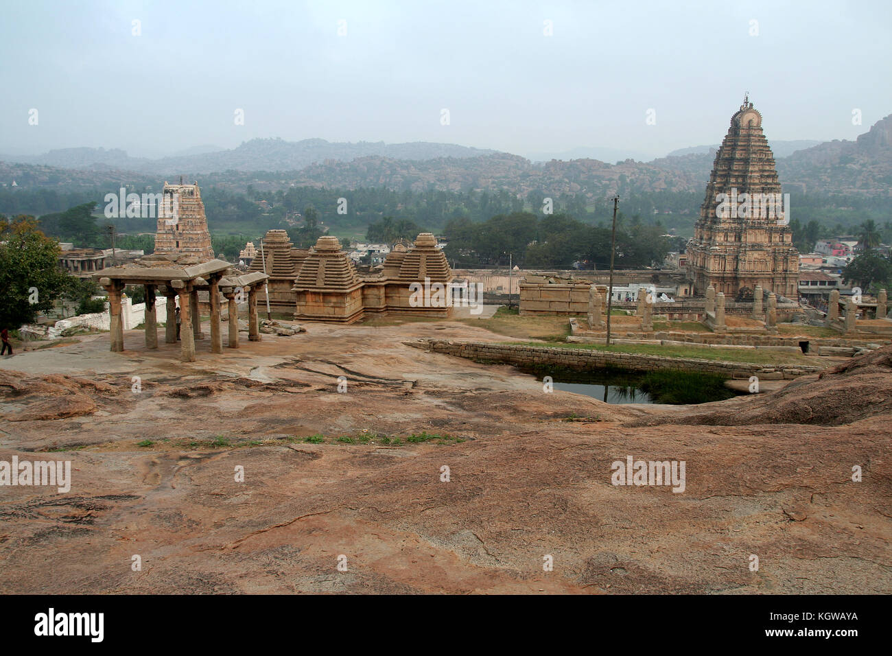 Vista dei templi e torri da hemakoota hill, hampi, Karnataka, India, Asia Foto Stock