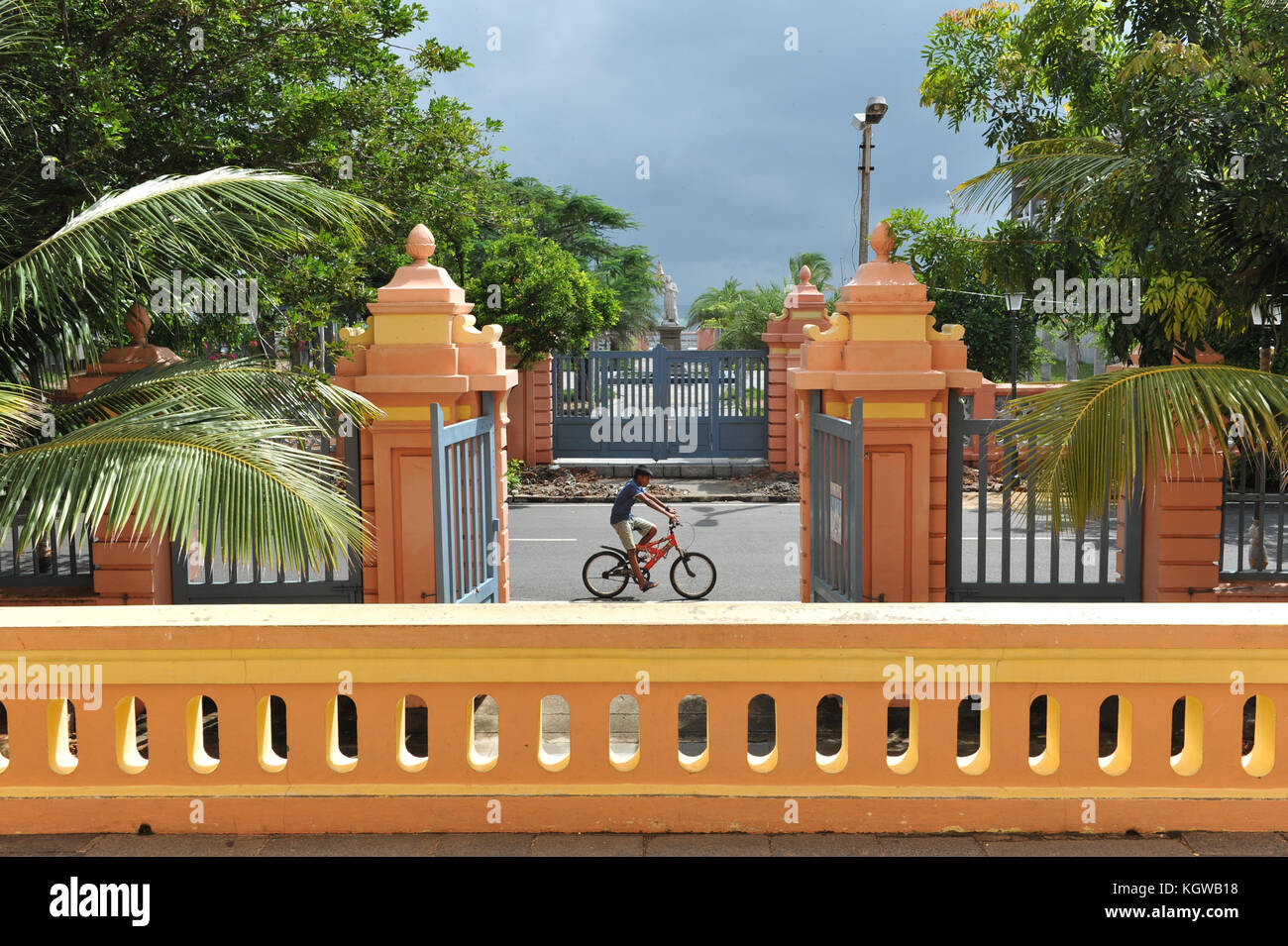 PONDICHERRY, INDIA - Novembre 2017: Dumas Street dalla chiesa di Nostra Signora degli Angeli Foto Stock