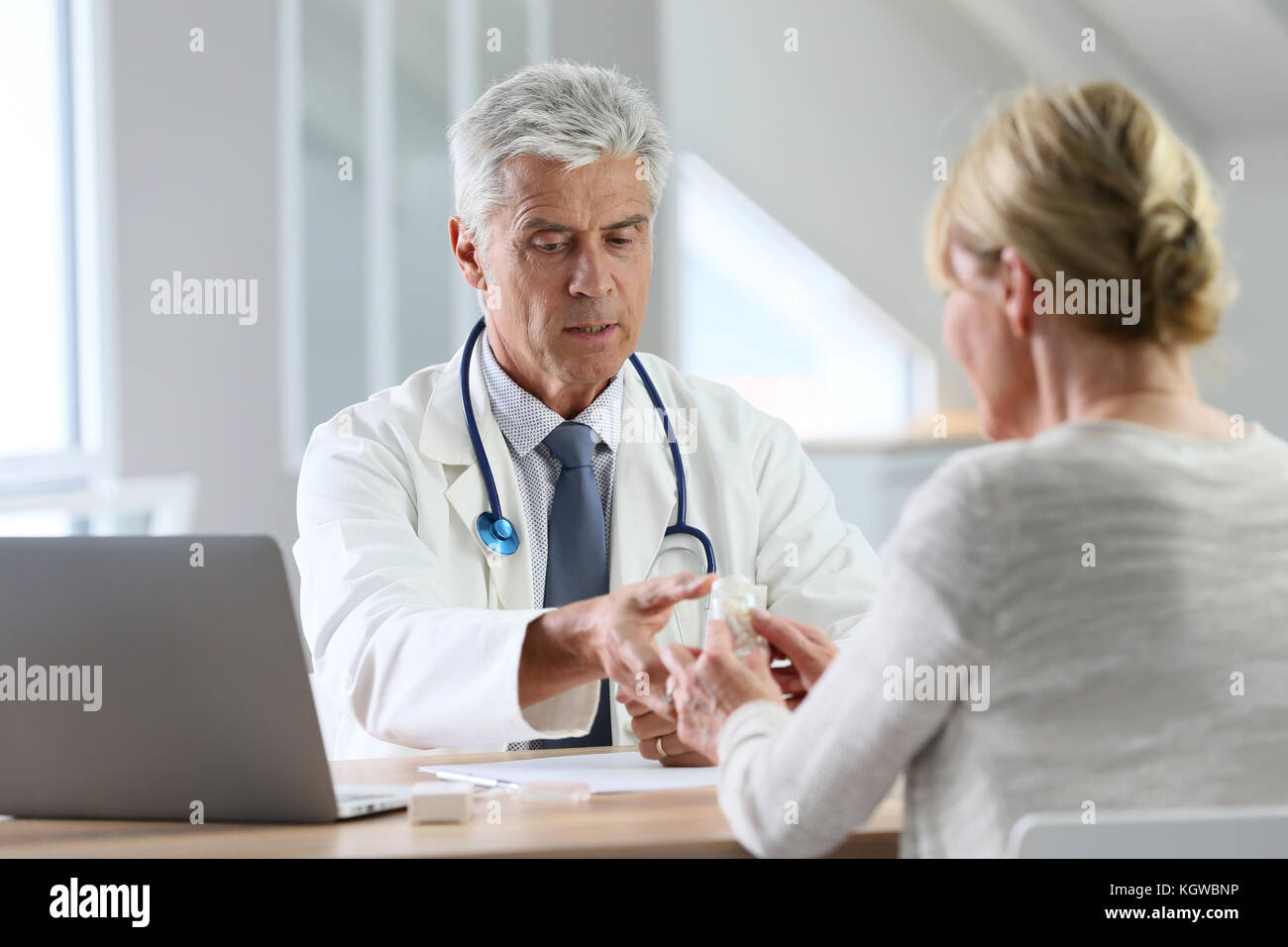 Medico avente la consultazione con il paziente in office Foto Stock