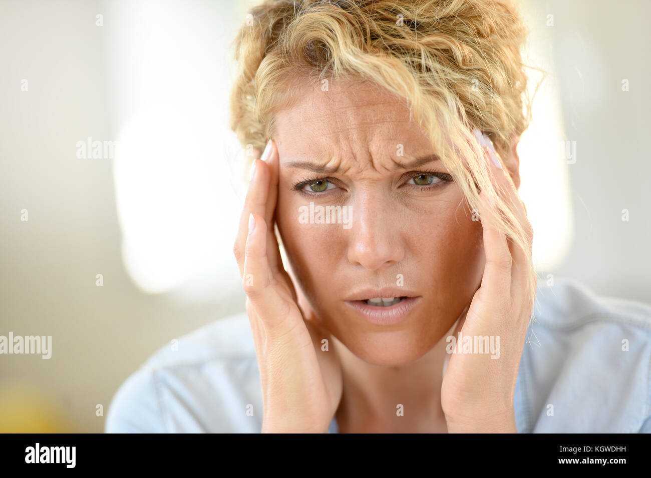 Donna di mezza età soffre mal di testa Foto Stock