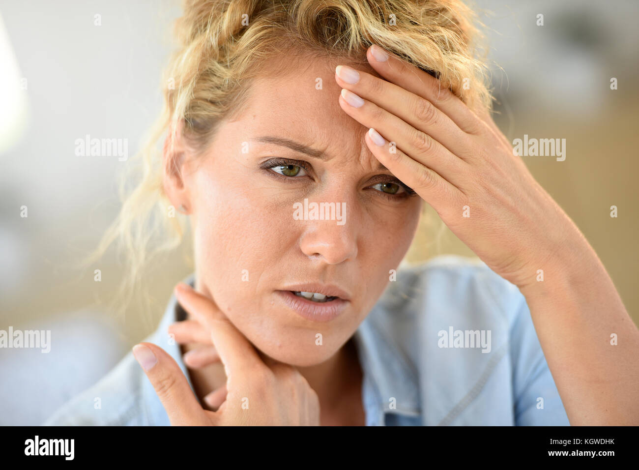 Donna di mezza età soffre mal di testa Foto Stock