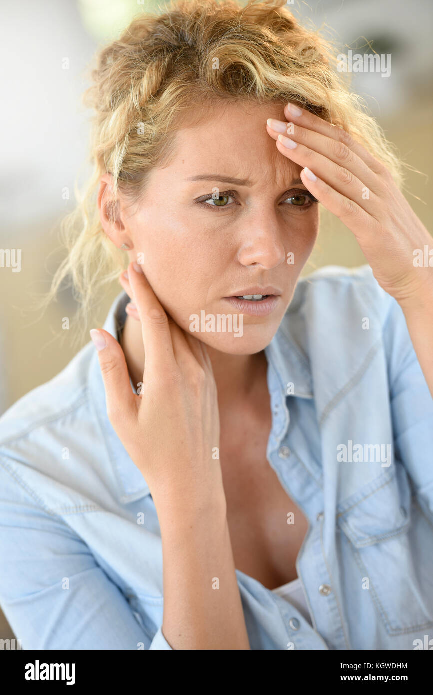 Donna di mezza età soffre mal di testa Foto Stock