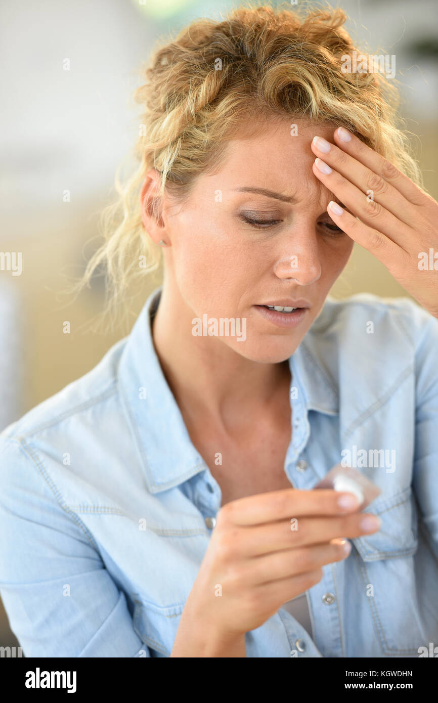 Donna di mezza età soffre mal di testa Foto Stock