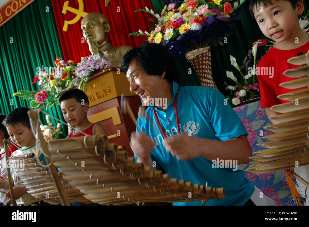 22 apr 2005, Ha-Long, Vietnam --- Jackie Chan giocando xilofoni con bambini --- Image by © Jeremy Horner/Corbis Foto Stock