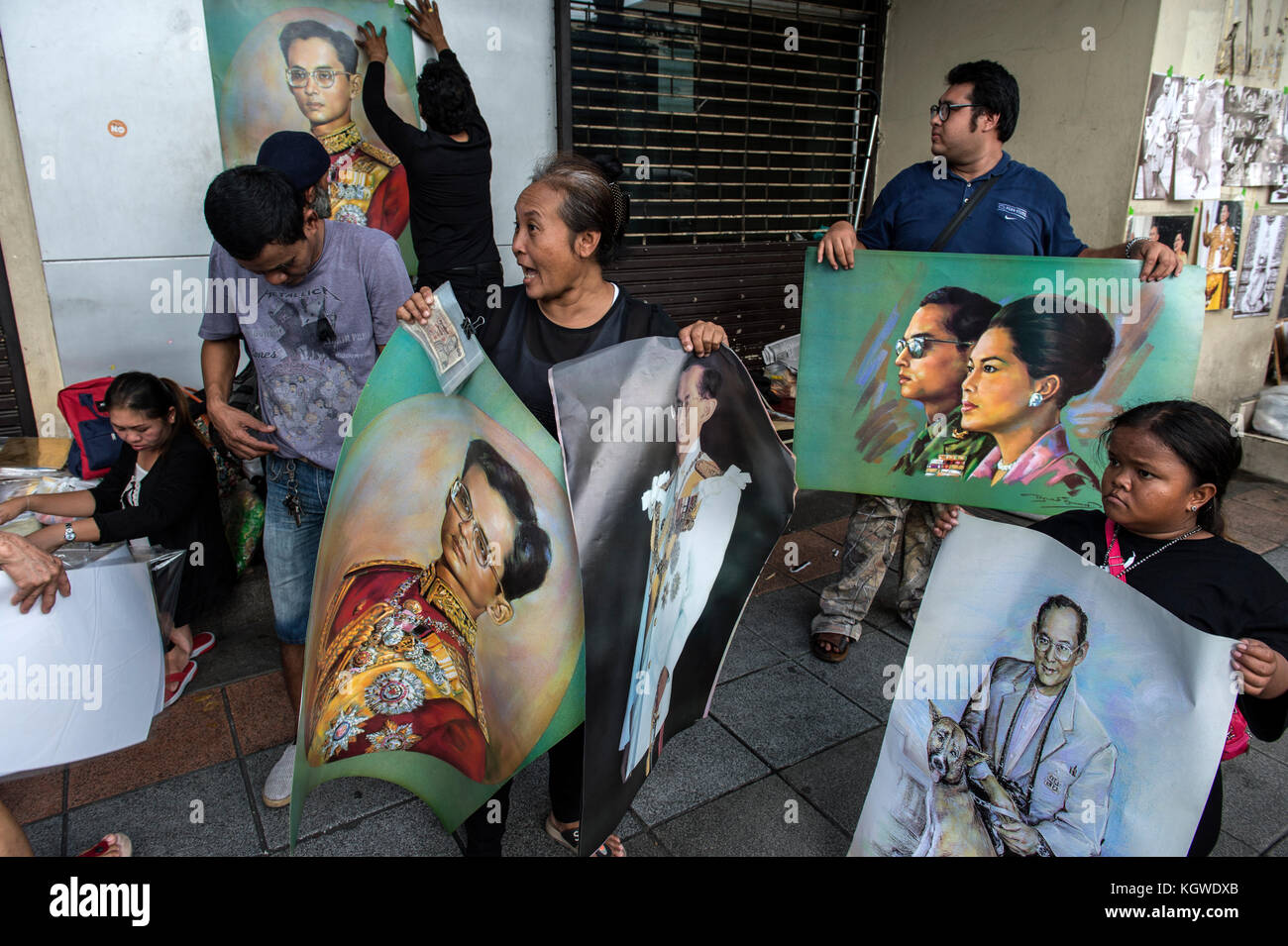 Persone in lutto si riuniscono per pagare gli aspetti al compianto Re Bhumibol Adulyadej, scomparso il 13 ottobre, 2016. Foto Stock