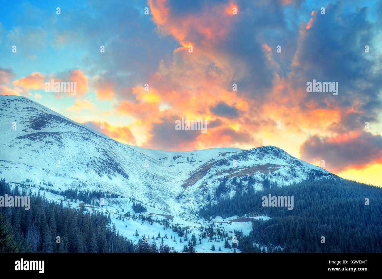La Neve Paesaggio Di Montagna Con Colorati Majestic Nuvoloso Tramonto I Carpazi Ucraini La Cresta Di Chernogora Monte Petros Foto Stock Alamy