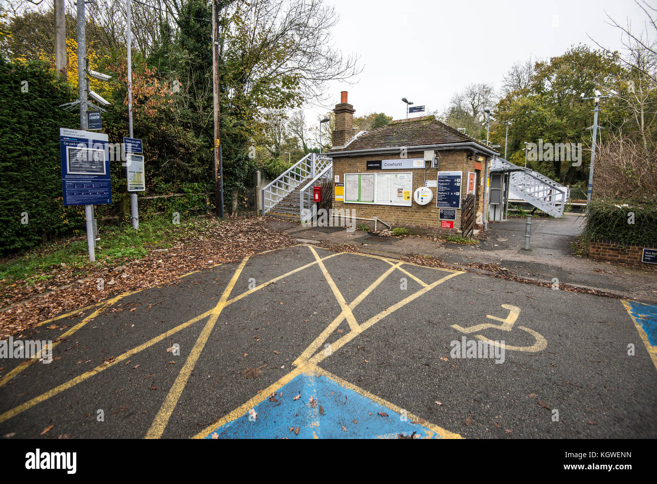 Crowhurst Village Scenes. Chiesa. Yew Tree. Stazione. Oaks. Un grazioso villaggio nell'East Sussex con molta fauna selvatica Foto Stock