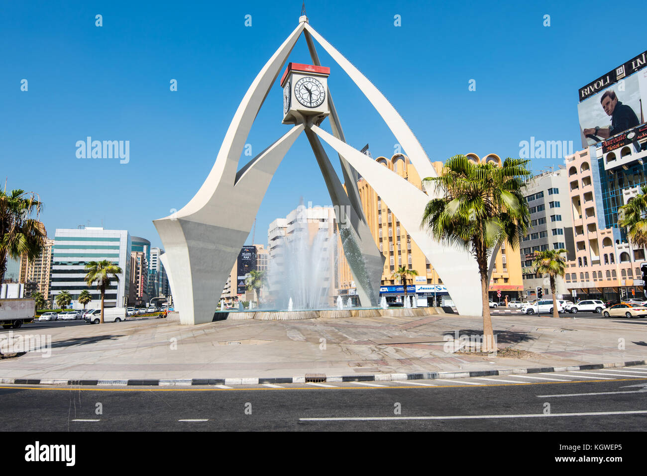 DUBAI, Emirati Arabi Uniti - 26OCT2017: La rotonda della Torre dell'Orologio è un importante incrocio e punto di riferimento a Deira, Dubai. Foto Stock