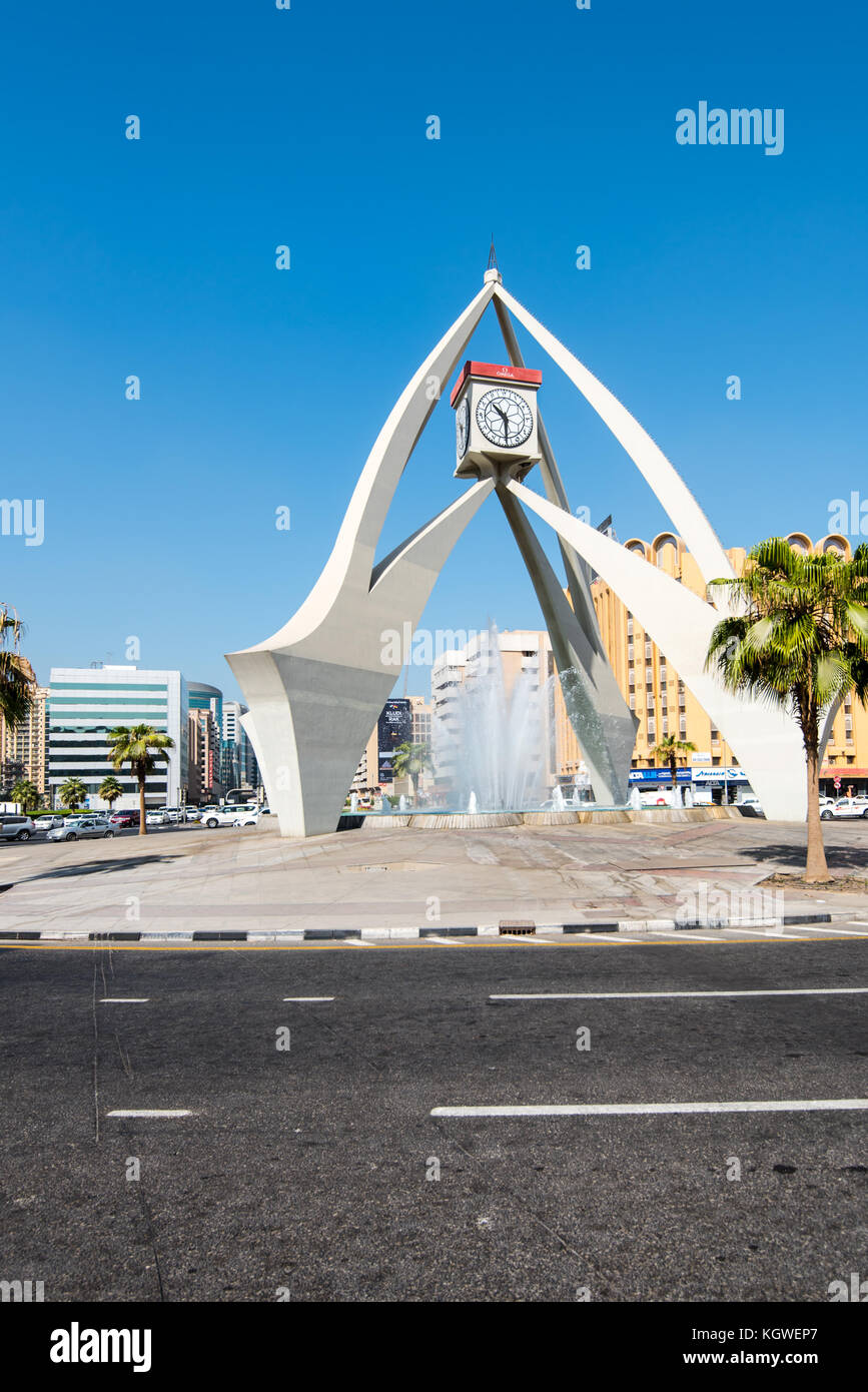 DUBAI, Emirati Arabi Uniti - 26OCT2017: La rotonda della Torre dell'Orologio è un importante incrocio e punto di riferimento a Deira, Dubai. Foto Stock