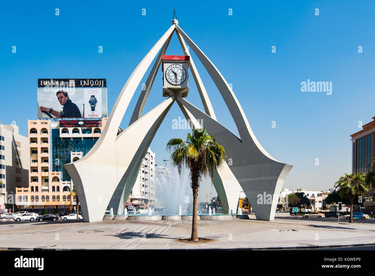 DUBAI, Emirati Arabi Uniti - 26OCT2017: La rotonda della Torre dell'Orologio è un importante incrocio e punto di riferimento a Deira, Dubai. Foto Stock