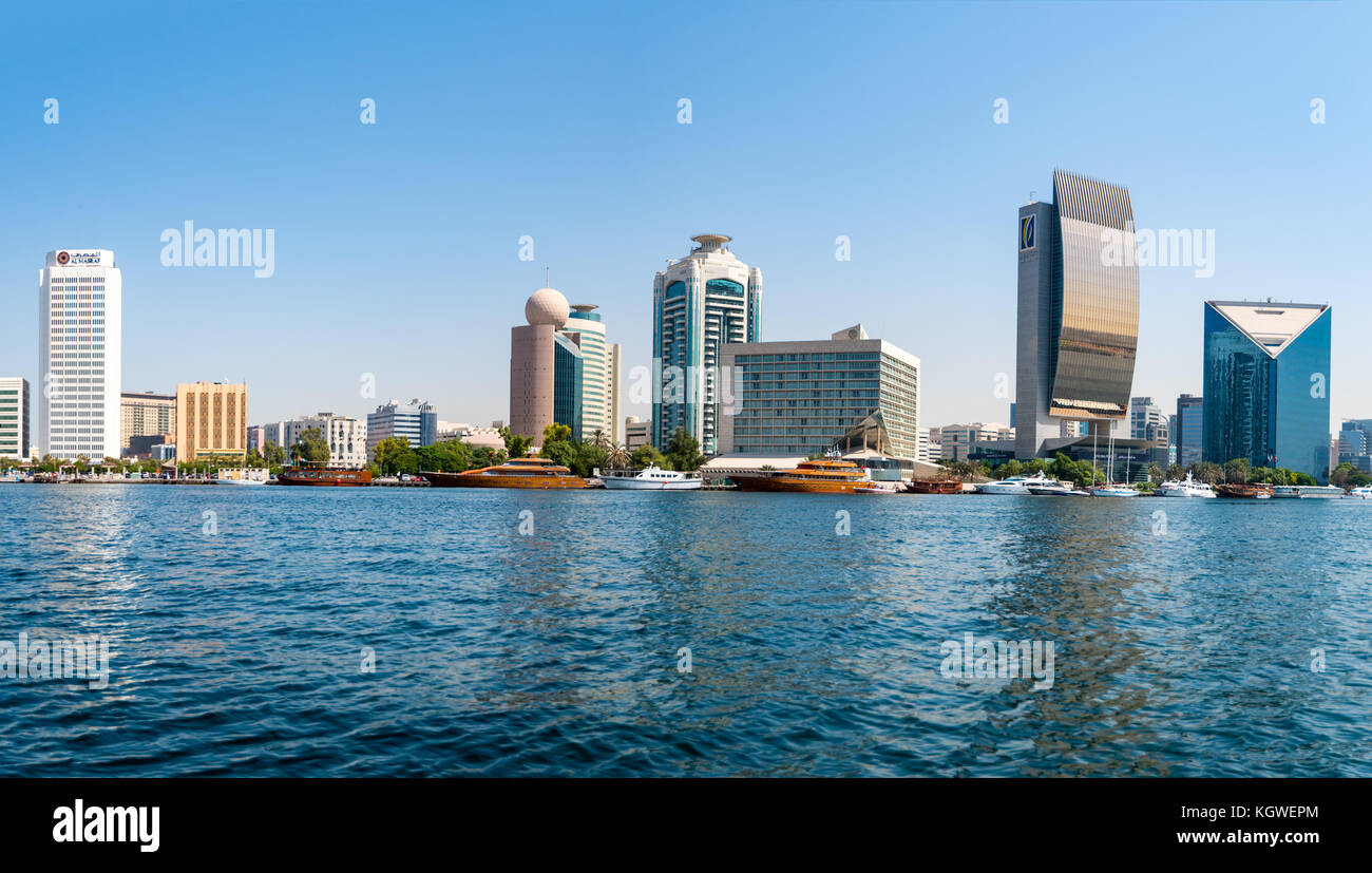 DUBAI, Emirati Arabi Uniti - 26Oct2017: l'Al Masraf Tower, Etisalat Tower e Emirates Tower entro il giorno lavorativo successivo in Baniyas Road come visto da Dubai Creek. Foto Stock