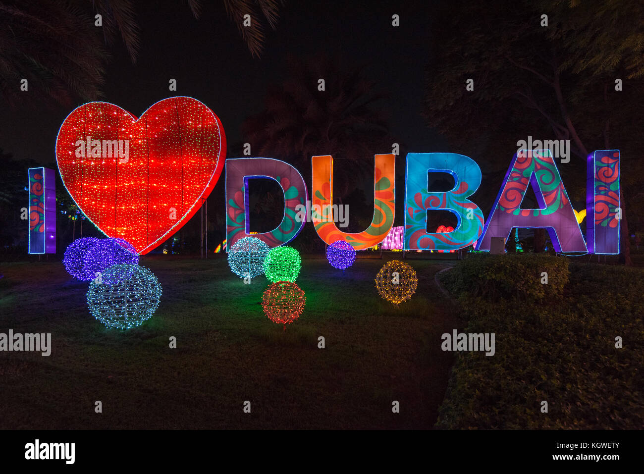 DUBAI, Emirati Arabi Uniti - 28OCT2017: Cartello i Love Dubai al Dubai Garden Glow, un'attrazione serale nel Parco Zabeel che opera durante i mesi invernali. Foto Stock