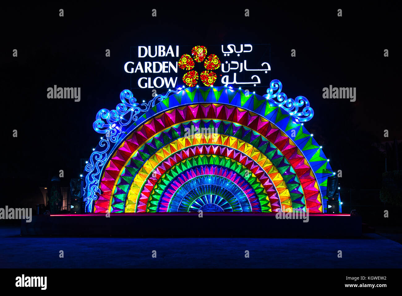 DUBAI, Emirati Arabi Uniti - 28OCT2017: Il Dubai Garden Glow è un'attrazione serale nel Parco Zabeel che opera durante i mesi invernali. Foto Stock