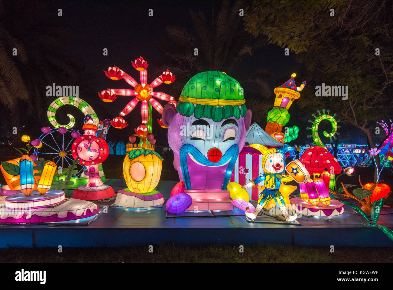 DUBAI, Emirati Arabi Uniti - 28OCT2017: Il Dubai Garden Glow è un'attrazione serale nel Parco Zabeel che opera durante i mesi invernali. Foto Stock