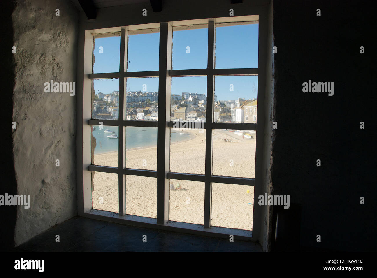 Vista guardando fuori attraverso un telaio della finestra Foto Stock