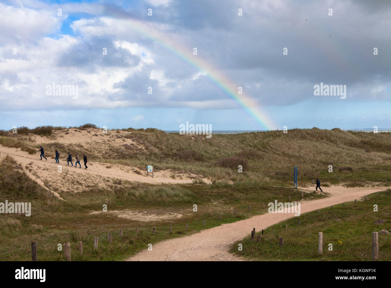 Paesi Bassi, Zeeland, percorso attraverso le dune nella riserva naturale de Manteling tra Domburg e Oostkapelle sulla penisola di Walcheren, arcobaleno. Foto Stock