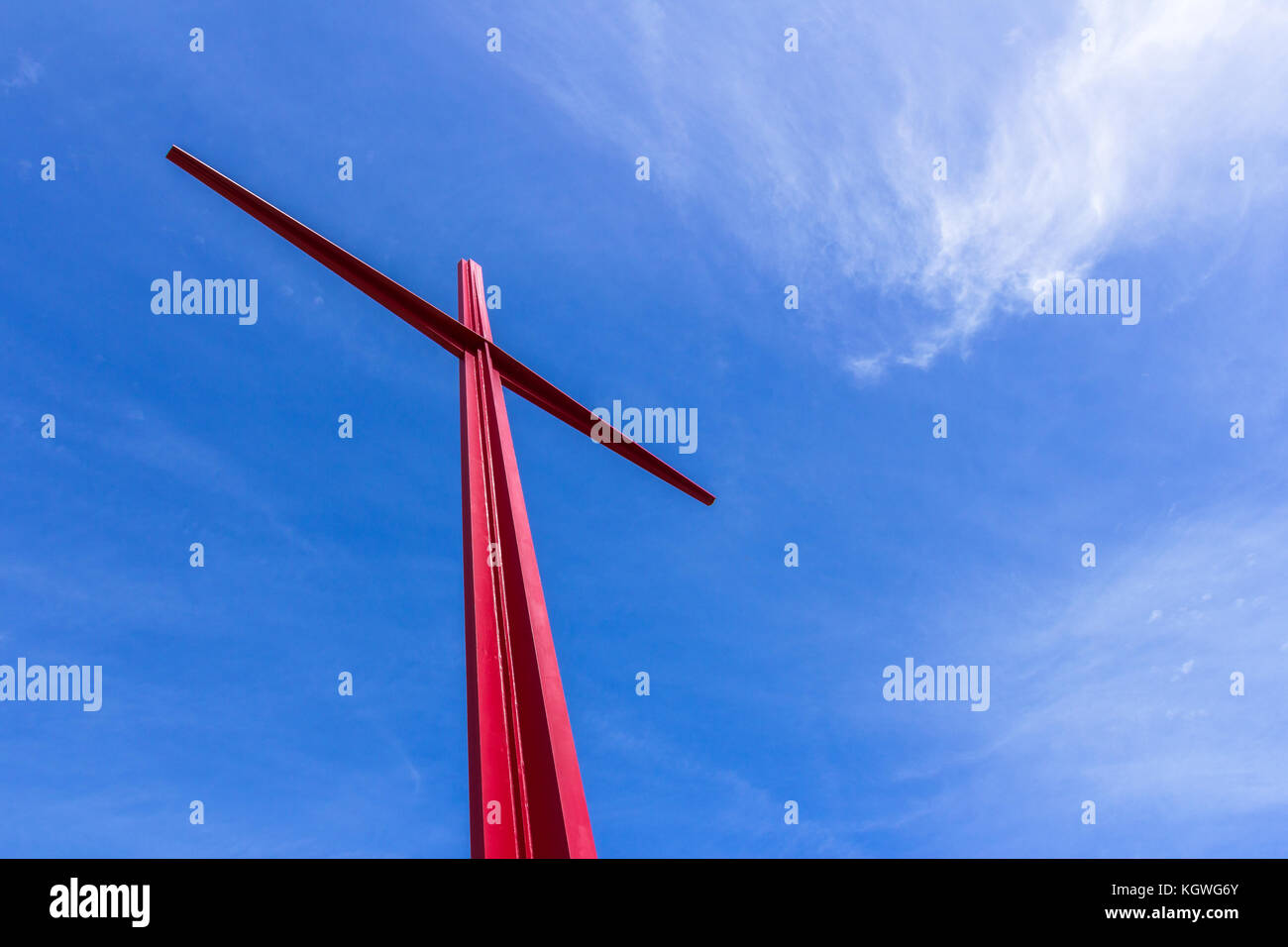 Rosso grande croce cristiana su sky background. passione simbologia. Pasqua. Foto Stock